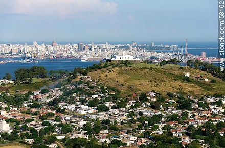 Vista aérea del Cerro, su fortaleza, la bahía y la ciudad de Montevideo. Barrio Casabó. - Departamento de Montevideo - URUGUAY. Foto No. 58162