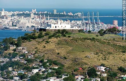 Vista aérea del Cerro, su fortaleza, la bahía y la ciudad de Montevideo - Departamento de Montevideo - URUGUAY. Foto No. 58159