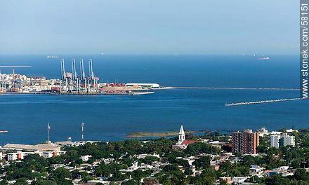 Vista aérea de la bahía, grúas del puerto y escolleras - Departamento de Montevideo - URUGUAY. Foto No. 58151