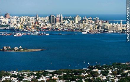 Vista aérea de la bahía y ciudad de Montevideo - Departamento de Montevideo - URUGUAY. Foto No. 58150