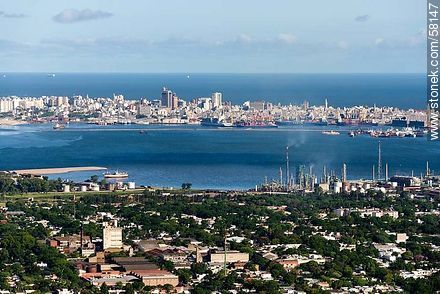 Vista aérea de la bahía y ciudad de Montevideo. Dique del nuevo puerto pesquero en Capurro (2013). Planta de Ancap - La Teja - Departamento de Montevideo - URUGUAY. Foto No. 58147