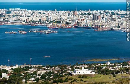 Vista aérea del Cerro, su fortaleza, la bahía y la ciudad de Montevideo - Departamento de Montevideo - URUGUAY. Foto No. 58142