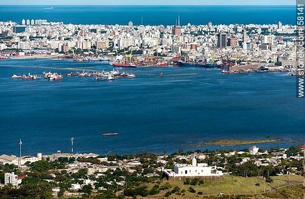 Vista aérea del Cerro, su fortaleza, la bahía y la ciudad de Montevideo - Departamento de Montevideo - URUGUAY. Foto No. 58141