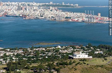 Vista aérea del Cerro, su fortaleza, la bahía y la ciudad de Montevideo. Puerto y Punta Carretas. - Departamento de Montevideo - URUGUAY. Foto No. 58139