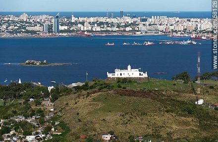 Vista aérea del Cerro, su fortaleza, la bahía y la ciudad de Montevideo - Departamento de Montevideo - URUGUAY. Foto No. 58126