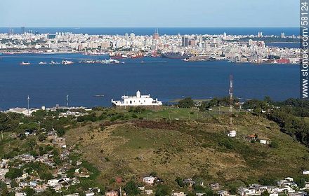 Vista aérea del Cerro, su fortaleza, la bahía y la ciudad de Montevideo - Departamento de Montevideo - URUGUAY. Foto No. 58124