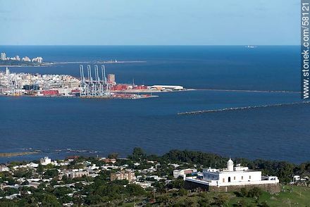 Vista aérea del Cerro, su fortaleza, la bahía y la ciudad de Montevideo - Departamento de Montevideo - URUGUAY. Foto No. 58121