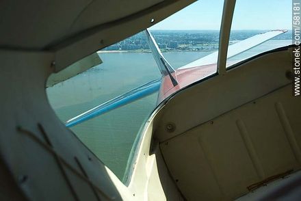Interior de una avioneta virando a la derecha con vista a Pocitos y Buceo, Montevideo -  - IMÁGENES VARIAS. Foto No. 58181