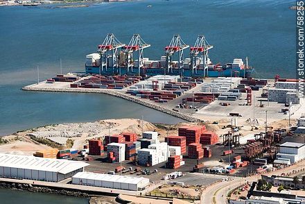 Grúas de la Terminal Cuenca del Plata en operación de descarga de contenedores de un carguero de Maersk Line - Departamento de Montevideo - URUGUAY. Foto No. 58255