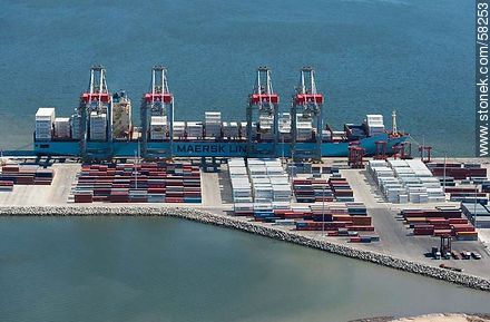 Grúas de la Terminal Cuenca del Plata en operación de descarga de contenedores de un carguero de Maersk Line - Departamento de Montevideo - URUGUAY. Foto No. 58253