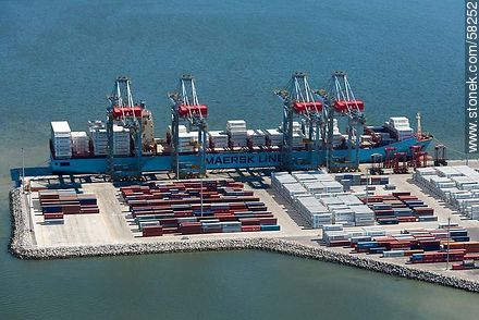 Grúas de la Terminal Cuenca del Plata en operación de descarga de contenedores de un carguero de Maersk Line - Departamento de Montevideo - URUGUAY. Foto No. 58252