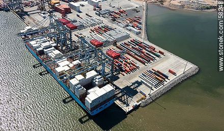 Vista aérea de las grúas de la Terminal Cuenca del Plata en operación de descarga de contenedores de un carguero de Maersk Line - Departamento de Montevideo - URUGUAY. Foto No. 58248
