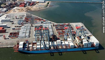 Vista aérea de las grúas de la Terminal Cuenca del Plata en operación de descarga de contenedores de un carguero de Maersk Line - Departamento de Montevideo - URUGUAY. Foto No. 58244