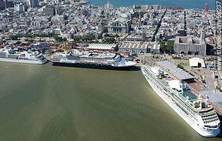 Vista aérea de cruceros turísticos en el Puerto de Montevideo - Departamento de Montevideo - URUGUAY. Foto No. 58237
