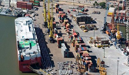 Vista aérea del buque carguero de automóviles Taipan Nassau con su  carga en puerto. - Departamento de Montevideo - URUGUAY. Foto No. 58232