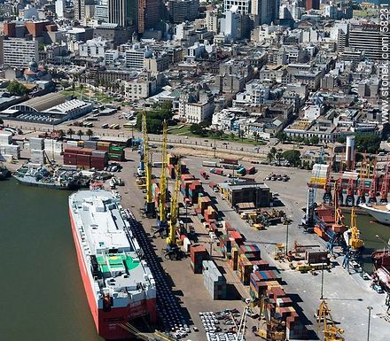 Vista aérea del buque carguero de automóviles Taipan Nassau con su  carga en puerto. - Departamento de Montevideo - URUGUAY. Foto No. 58231