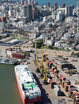 Vista aérea del buque carguero de automóviles Taipan Nassau con su  carga en puerto. - Departamento de Montevideo - URUGUAY. Foto No. 58230