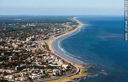 Vista aérea de la rambla y playa Carrasco hacia el este - Departamento de Montevideo - URUGUAY. Foto No. 58328