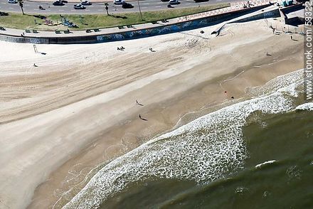 Vista aérea de un sector de la playa Malvín - Departamento de Montevideo - URUGUAY. Foto No. 58322