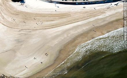 Vista aérea de un sector de la playa Malvín - Departamento de Montevideo - URUGUAY. Foto No. 58321