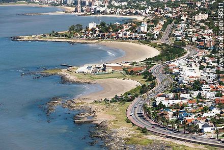 Vista aérea de la serpenteante rambla O'Higgins de Montevideo en Punta Gorda. Playas La Mulata y Verde. Club Náutico. - Departamento de Montevideo - URUGUAY. Foto No. 58311