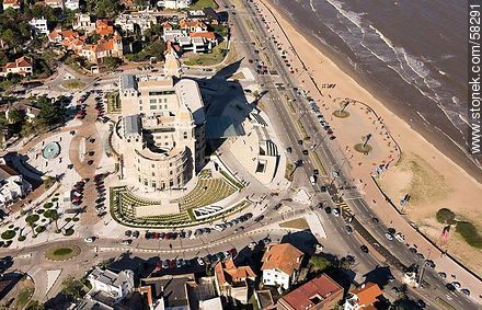 Vista aérea del Hotel Carrasco (2013). Rambla Tomás Berreta. - Departamento de Montevideo - URUGUAY. Foto No. 58291