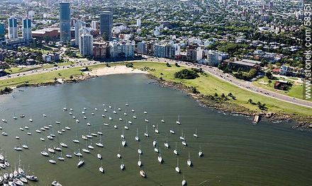 Vista aérea del Puertito del Buceo, torres del WTC - Departamento de Montevideo - URUGUAY. Foto No. 58351