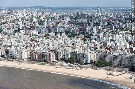 Vista aérea de la Rambla Rep. del Perú, playa Pocitos. Calles Pagola, Barreiro y Pereira. - Departamento de Montevideo - URUGUAY. Foto No. 58376