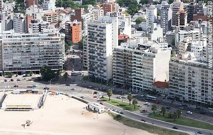 Vista aérea de la Rambla Rep. del Perú, playa Pocitos - Departamento de Montevideo - URUGUAY. Foto No. 58373