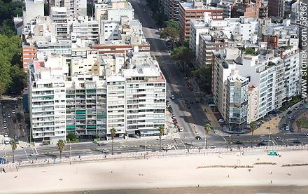 Vista aérea de la Rambla Rep. del Perú, playa Pocitos. Bulevar España. - Departamento de Montevideo - URUGUAY. Foto No. 58367
