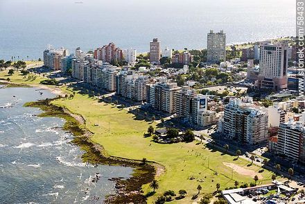 Vista aérea de la Rambla Gandhi en Punta Carretas - Departamento de Montevideo - URUGUAY. Foto No. 58433