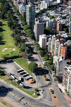 Vista aérea de los edificios del Bulevar Artigas frente al Club de Golf. Terminal de ómnibus. - Departamento de Montevideo - URUGUAY. Foto No. 58426