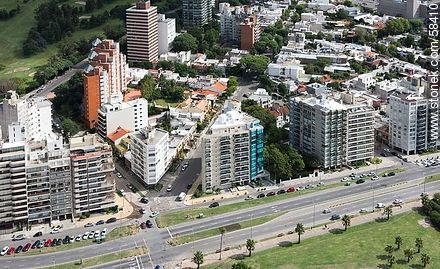 Vista aérea de la Rambla Gandhi y José Zorrilla de San Martín - Departamento de Montevideo - URUGUAY. Foto No. 58410