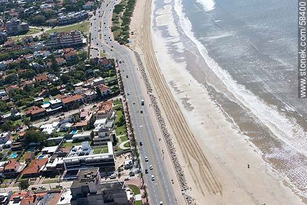 Vista aérea de la Rambla Tomás Berreta. Playa Carrasco - Departamento de Montevideo - URUGUAY. Foto No. 58400