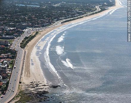 Vista aérea de la Rambla Tomás Berreta. Playa Carrasco - Departamento de Montevideo - URUGUAY. Foto No. 58399