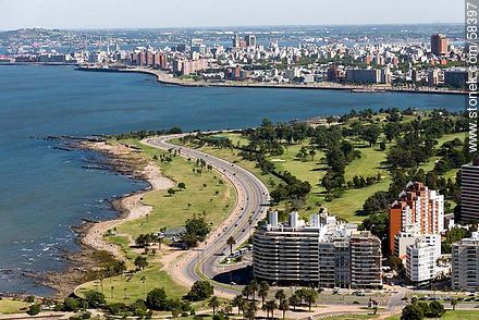 Vista aérea del Club de Golf de Punta Carretas, Rambla Wilson, Barrio Sur y el Cerro - Departamento de Montevideo - URUGUAY. Foto No. 58397