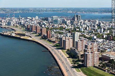 Vista aérea de la rambla sur Rep. Argentina, Bahía de Montevideo - Departamento de Montevideo - URUGUAY. Foto No. 58454