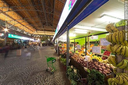 Mercado Agrícola en la noche. Puesto de frutas y verduras. - Departamento de Montevideo - URUGUAY. Foto No. 58518