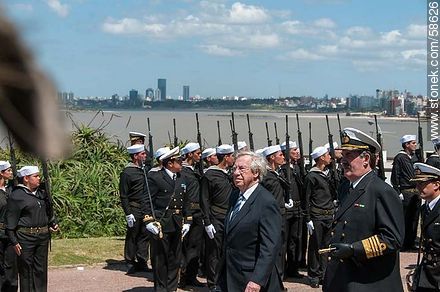 Día de la Armada. Vicepresidente Danilo Astori y el Comandante en Jefe de la Armada pasando revista - Departamento de Montevideo - URUGUAY. Foto No. 58626