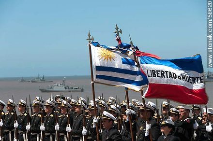 Día de la Armada en su plaza de Punta Gorda. Militares de la Marina en formación. - Departamento de Montevideo - URUGUAY. Foto No. 58620