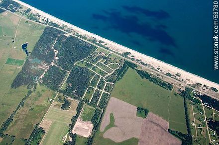 Vista aérea de la Ruta 10 lindera al Océano Atlántico próximo al balneario José Ignacio - Punta del Este y balnearios cercanos - URUGUAY. Foto No. 58780