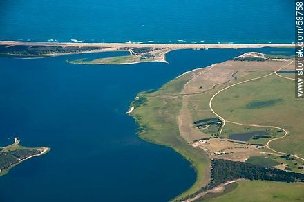 Vista aérea de la Laguna Garzón y la delgada línea de costa de playa que la separa del Océano Atlántico - Punta del Este y balnearios cercanos - URUGUAY. Foto No. 58758