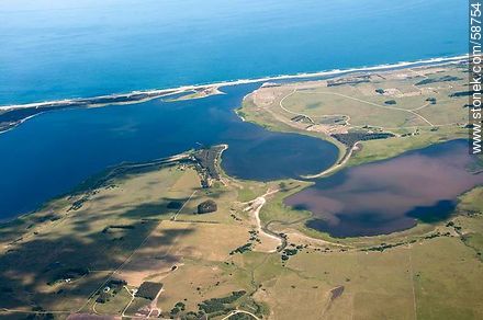 Vista aérea de la Laguna Garzón y la delgada línea de costa de playa que la separa del Océano Atlántico - Punta del Este y balnearios cercanos - URUGUAY. Foto No. 58754