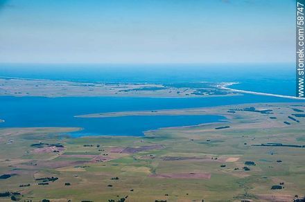 Vista aérea de la laguna de José Ignacio - Punta del Este y balnearios cercanos - URUGUAY. Foto No. 58747