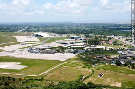 Vista aérea de la DINACIA, Terminal de Cargas, Brigada Aérea 1 y Aeropuerto Carrasco - Departamento de Canelones - URUGUAY. Foto No. 58884