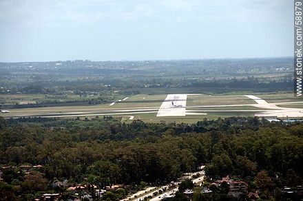 Vista aérea de un avión aterrizado en Carrasco - Departamento de Canelones - URUGUAY. Foto No. 58879