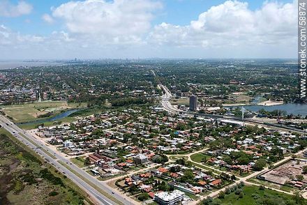 Vista aérea de la Rambla Costanera y Avenida Giannattasio con vista a Montevideo. Arroyo Carrasco - Departamento de Canelones - URUGUAY. Foto No. 58874
