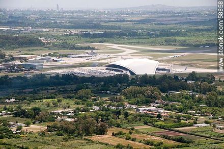 Vista aérea del Aeropuerto Carrasco, torre Antel, Cerro de Montevideo - Departamento de Canelones - URUGUAY. Foto No. 58858