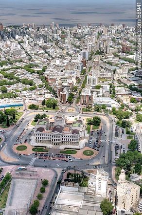 Vista aérea del Palacio Legislativo y la Avenida del Libertador Lavalleja - Departamento de Montevideo - URUGUAY. Foto No. 58941
