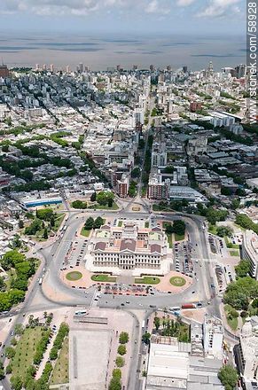 Vista aérea del Palacio Legislativo y la Avenida del Libertador. Río de la Plata. - Departamento de Montevideo - URUGUAY. Foto No. 58928